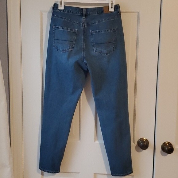 AEO AMERICAN EAGLE OUTFITTERS MOM JEANS SIZE 4 MEDIUM WASH HIGH WAIST RISE - Picture 4 of 11